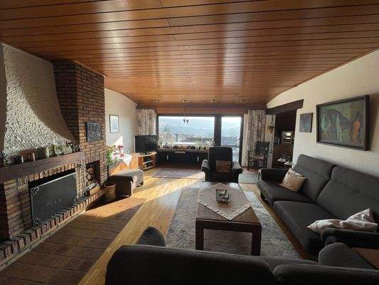 Wohnzimmer mit Balkonzugang