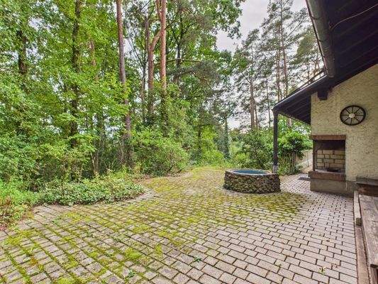 Uneinsehbare Südterrasse mit Außenkamin und eigenem Brunnen