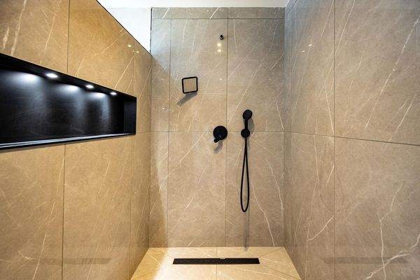 OG: Tageslichtbad mit bodenebener Dusche