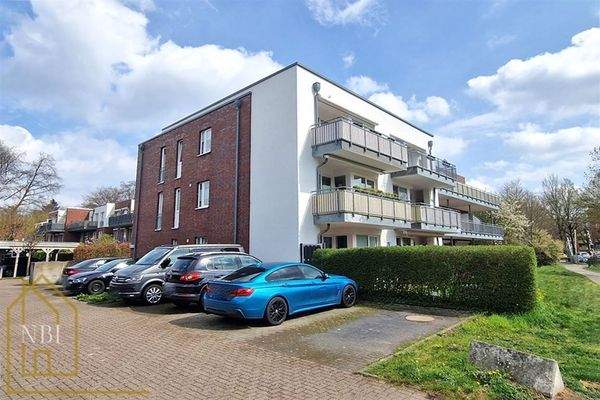 Hausansicht mit Auffahrt