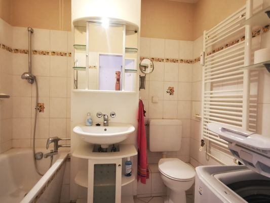 Bad mit Wanne und WM-Anschluss 