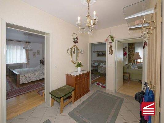 Blick in den Flur Richtung Schlaf u. Wohnzimmer