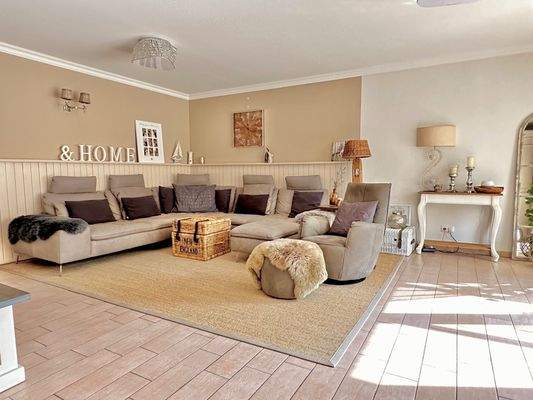 Einladendes und großzügiges Wohnzimmer mit Zugang zum Wintergarten