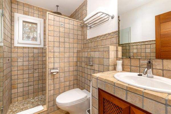 Eines von 5 Badezimmern