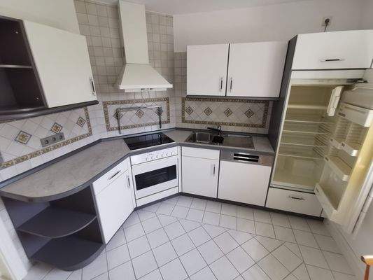 EG: Kompakte Küche der Einliegerwohnung mit Einbaugeräten