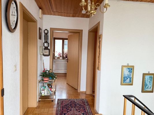 OG Flur Bild 2 Immobilien Baumeister Neuburg.jpg