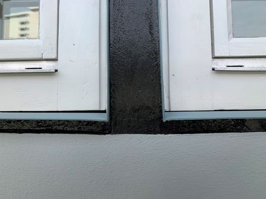 Fassadendetail: Fenster mit Schattenfuge