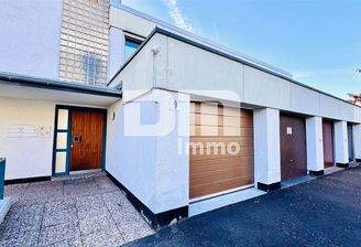 TitelHaupteingang oben Wohnung / Zufahrt Garage