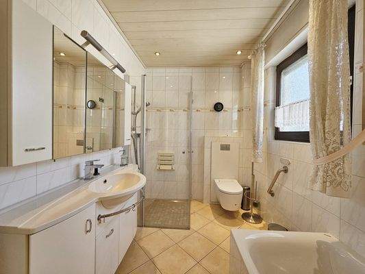 Tageslichtbad mit Dusche und Wanne