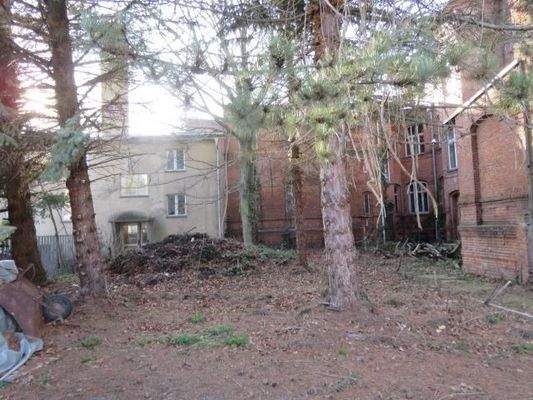 Haupt- und Nebengebäude