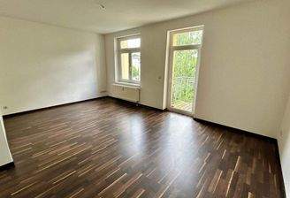 Wohnzimmer mit Balkonzugang