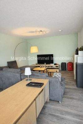 Wohnzimmer mit heller Wand (KI) 