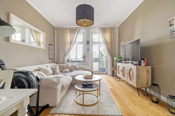 Wohnzimmer mit Zugang zum Balkon