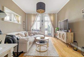 Wohnzimmer mit Zugang zum Balkon