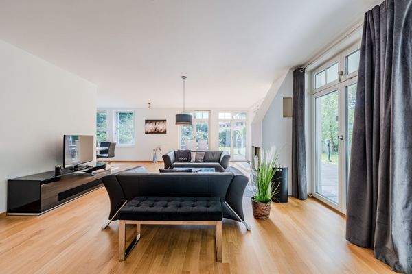 Großzügiger Wohnbereich nach Sonnenlauf konzipiert