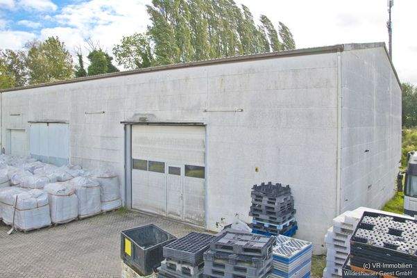 Hintere Halle, Traufseite mit Rolltor.