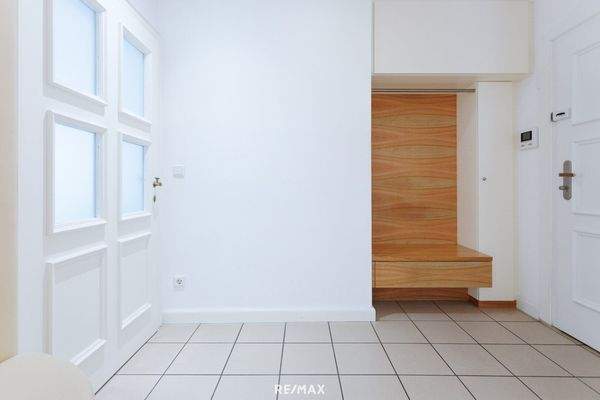 Eingangsbereich mit Sitzgelegenheiten