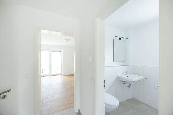 Blick zum Bad und zu einem Schlafzimmer