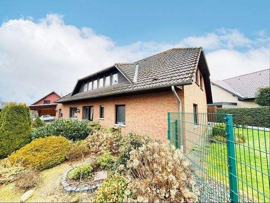 Vorder-/Seitenansicht des Wohnhauses