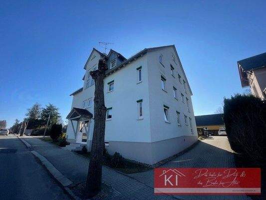 Zufahrt hinter das Haus/ Stellplätzen