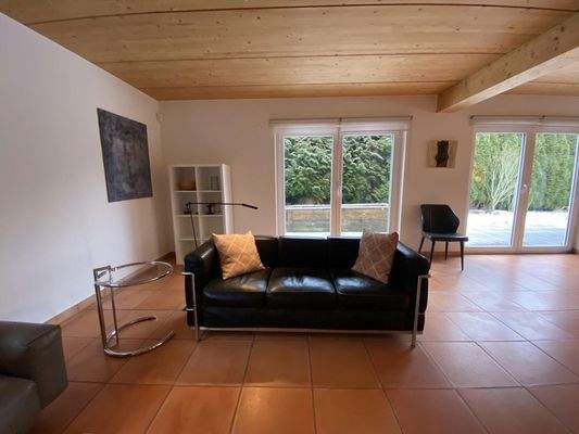 Wohnzimmer mit Gartenblick