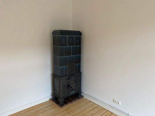 Alter Kachelofen im Raum