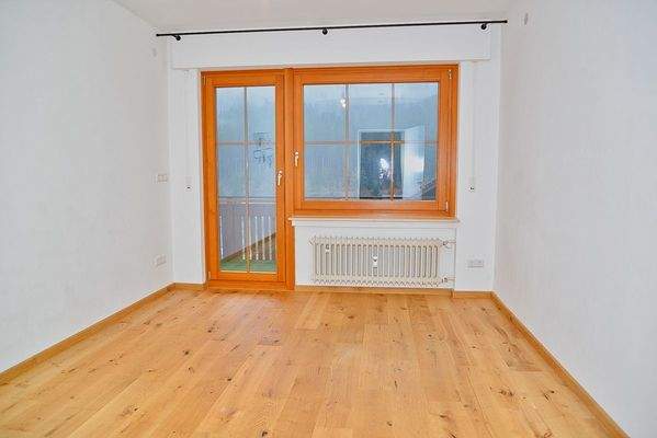 OG  Kinderzimmer mit Tür zum Balkon