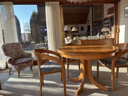 Essbereich mit Blick in den Wohnbereich sowie in den Garten