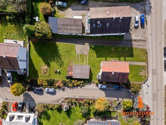 Blick von oben auf das Haus und das Grundstück