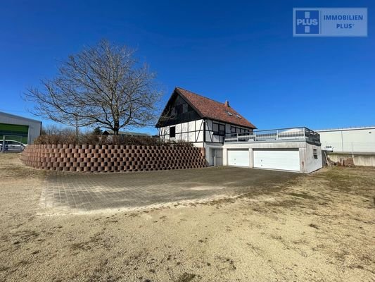 Wohnhaus mit Doppelgarage