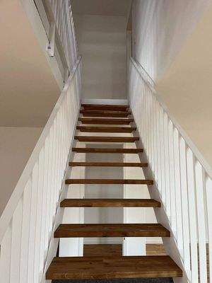 Gerader Treppenlauf - Stufen mit Parkett belegt
