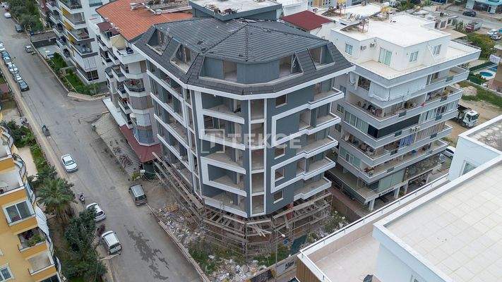 Flats in a Complex 400 M from the Sea in Alanya Antalya