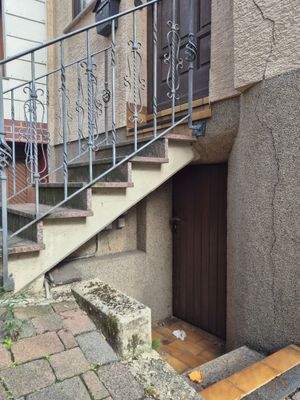 Zugang Souterrain mit separatem Raum.jpg