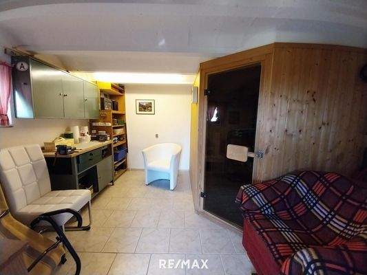 Hobbyraum mit Werkbank bzw. Sauna mit Ruheraum