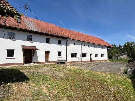 Bauernhof mit Stall Ansicht.jpg