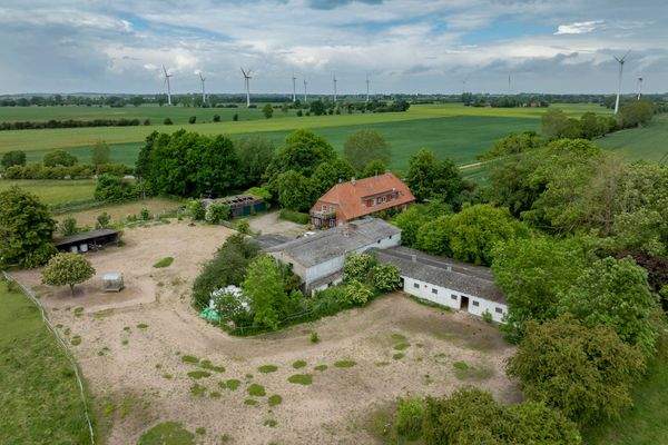 Stallgebäude und Koppel