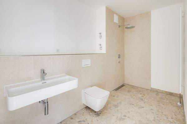 helles Bad mit bodengleicher Dusche