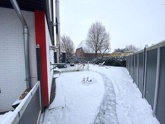 Grdst hinter dem Haus