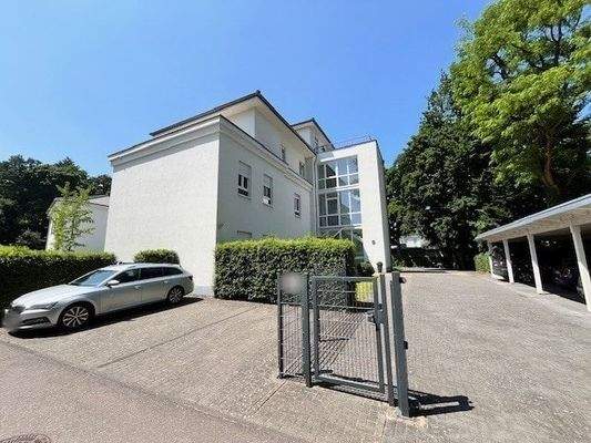 Ansicht Vorderseite und Einfahrt