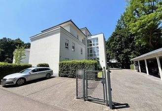 Ansicht Vorderseite und Einfahrt