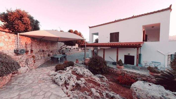 MIT VIDEO! Kreta, Plaka: Villa mit traditionellen Elementen und Meerblick zu verkaufen
