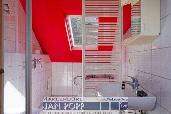 Tageslichbad mit Wanne und Dusche