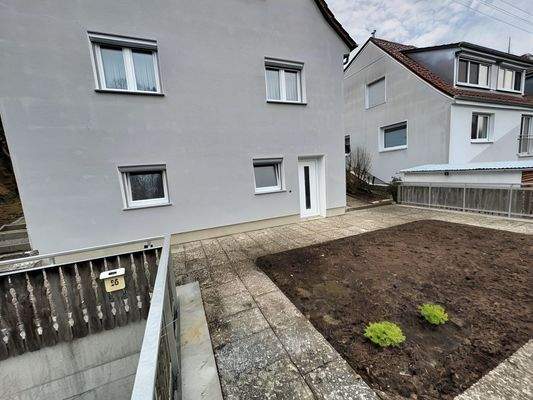 Eingang Einliegerwohnung/neu angelegte Rasenfläche