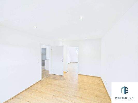 Schlafzimmer mit angrenzendem Ankleidezimmer OG