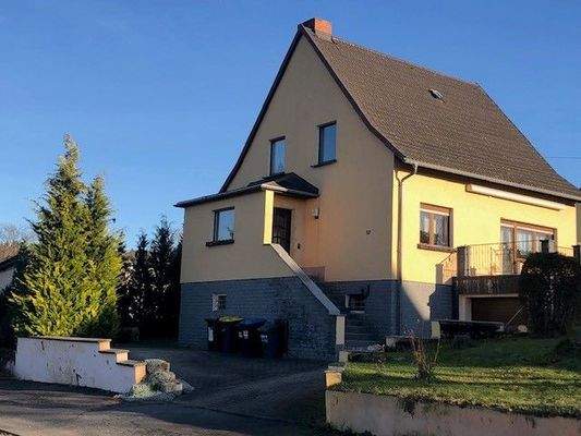 Hausansicht mit Einfahrt