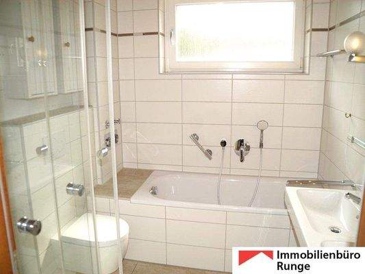 Bad mit Wanne und Dusche.jpg