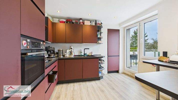 Küche mit Zugang zur Terrasse EG