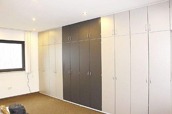 weiteres Büro mit Einbauschrank