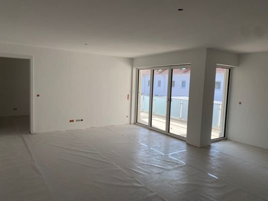 Blick zum Balkon aus dem WZ