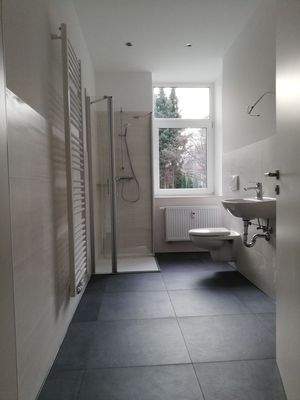Bad mit ebenerdiger Dusche